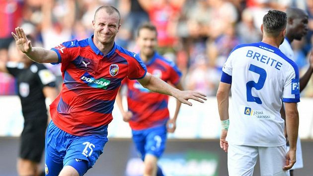 Je to tam. Kanonýr Viktorie Plzeň Michael Krmenčík vstřelil gól Slovanu Liberec a měl z toho pořádnou radost. Je to tam. Kanonýr Viktorie Plzeň Michael Krmenčík vstřelil gól Slovanu Liberec a měl z toho pořádnou radost.
