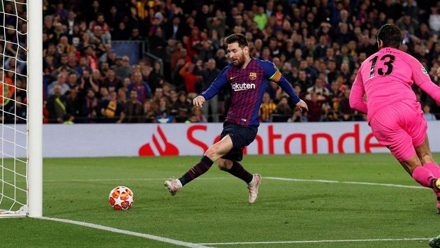 Lionel Messi pobírá v Barceloně za rok pětkrát víc než všichni hráči Eibaru dohromady. Lionel Messi pobírá v Barceloně za rok pětkrát víc než všichni hráči Eibaru dohromady.