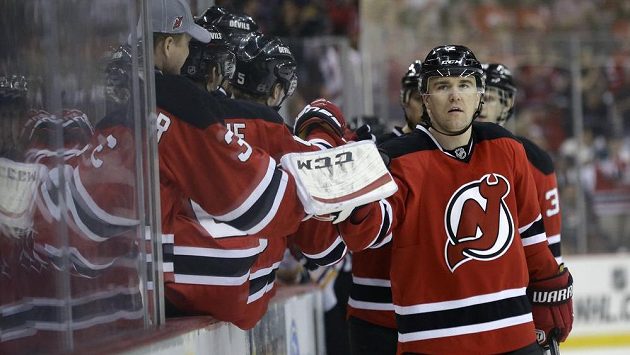 Obránce Devils Marek Židlický oslavuje svůj gól v posledním utkání sezóny proti Bostonu. Obránce Devils Marek Židlický oslavuje svůj gól v posledním utkání sezóny proti Bostonu.