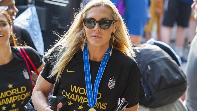 Americkou fotbalistku Allie Longovou během oslav titulu z mistrovství světa ve Francii okradli. Americkou fotbalistku Allie Longovou během oslav titulu z mistrovství světa ve Francii okradli.
