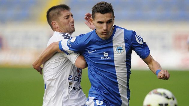 Záložník Slovácka Veliče Šumulikoski (vlevo) brání libereckého Davida Pavelku. Záložník Slovácka Veliče Šumulikoski (vlevo) brání libereckého Davida Pavelku.