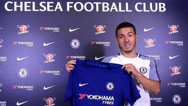 Kylian Hazard pózuje s dresem Chelsea. Kylian Hazard pózuje s dresem Chelsea.