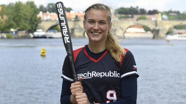 Česká softbalistka Veronika Pecková se těší na mistrovství Evropy žen i na boj o olympiádu v Tokiu. Česká softbalistka Veronika Pecková se těší na mistrovství Evropy žen i na boj o olympiádu v Tokiu.