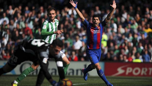Barcelonský kanonýr Luis Suárez při utkání proti Betisu. Barcelonský kanonýr Luis Suárez při utkání proti Betisu.
