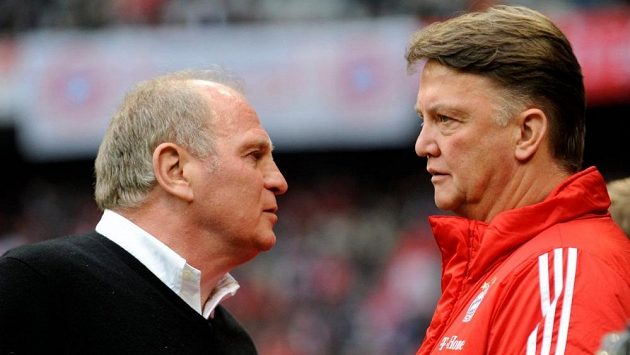 Uli Hoeness (vlevo) kritizuje někdejšího trenéra Bayernu Mnichov Louise van Gaala. Uli Hoeness (vlevo) kritizuje někdejšího trenéra Bayernu Mnichov Louise van Gaala.