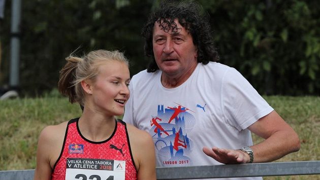 Výškařka Michaela Hrubá se svým koučem Michalem Pogánym při Velké ceně Tábora. Výškařka Michaela Hrubá se svým koučem Michalem Pogánym při Velké ceně Tábora.