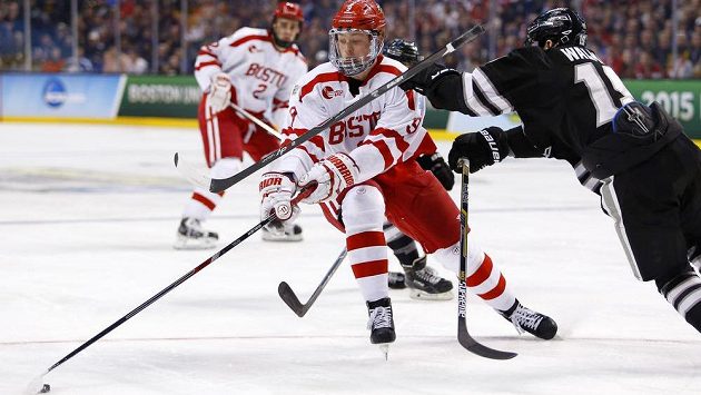 Jack Eichel v dresu Bostonské univerzity. Jack Eichel v dresu Bostonské univerzity.