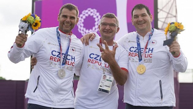 Čeští střelci stříbrný David Kostelecký (vlevo) a zlatý Jiří Lipták (vpravo) pózují s trenérem Petrem Hrdličkou, který získal zlatou medaili ve stejné disciplíně na olympiádě v Barceloně v roce 1992. Čeští střelci stříbrný David Kostelecký (vlevo) a zlatý Jiří Lipták (vpravo) pózují s trenérem Petrem Hrdličkou, který získal zlatou medaili ve stejné disciplíně na olympiádě v Barceloně v roce 1992.