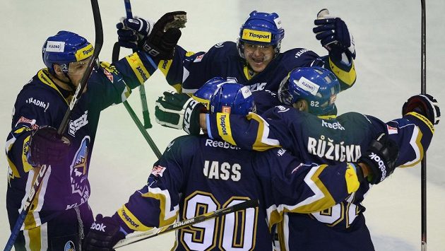 Kladenský Koba Jass (uprostřed) se raduje se spoluhráči z gólu proti Pardubicím v pátém utkání předkola play off. Kladenský Koba Jass (uprostřed) se raduje se spoluhráči z gólu proti Pardubicím v pátém utkání předkola play off.
