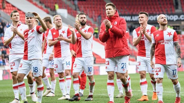 Fotbalisté Slavie děkují fanouškům po výhře nad Olomoucí. Fotbalisté Slavie děkují fanouškům po výhře nad Olomoucí.