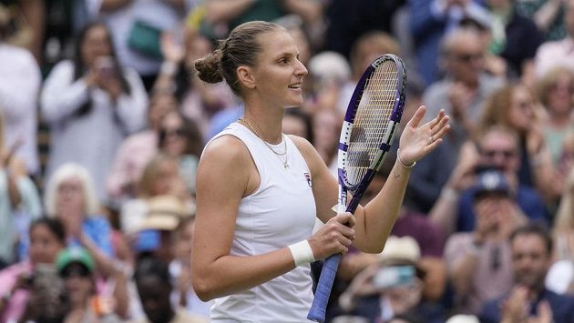 Vítězné gesto Karolíny Plíškové po výhře v semifinále Wimbledonu nad Arynou Sabalenkovou. Vítězné gesto Karolíny Plíškové po výhře v semifinále Wimbledonu nad Arynou Sabalenkovou.