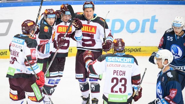 Hokejisté Sparty Lukáš Rousek, Jan Košťálek a Robert Říčka oslavují gól na 4:3 během utkání 1. kola Tipsport extraligy proti Plzni. Ilustrační foto. Hokejisté Sparty Lukáš Rousek, Jan Košťálek a Robert Říčka oslavují gól na 4:3 během utkání 1. kola Tipsport extraligy proti Plzni. Ilustrační foto.