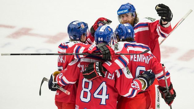 Hokejisté české reprezentace (zleva): Roman Červenka, Tomáš Kundrátek, Jakub Voráček a Michal Kempný oslavují gól na 7:4 proti Švédsku. Hokejisté české reprezentace (zleva): Roman Červenka, Tomáš Kundrátek, Jakub Voráček a Michal Kempný oslavují gól na 7:4 proti Švédsku.