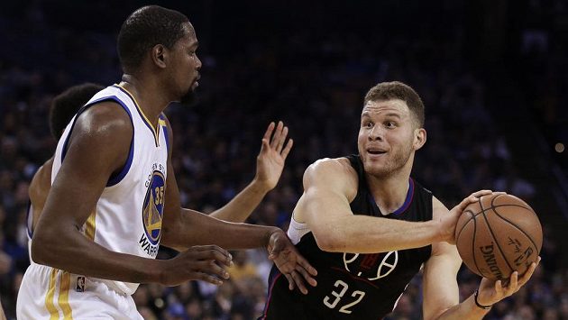 Blake Griffin z Los Angeles Clippers se snaží prosadit přes Kevina Durnata z Golden State Warriors v utkání NBA. Blake Griffin z Los Angeles Clippers se snaží prosadit přes Kevina Durnata z Golden State Warriors v utkání NBA.