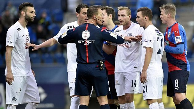 Fotbalisté Slovácka se ohrazují proti odpískání faulu v duelu s Plzní. Fotbalisté Slovácka se ohrazují proti odpískání faulu v duelu s Plzní.