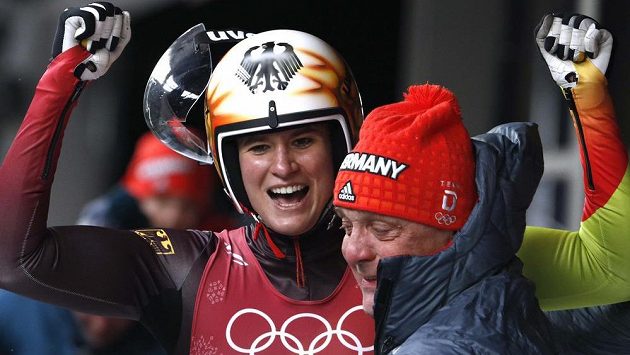 Radost olympijského zlata v podání německé sáňkařky Natalie Geisenbergerové. Radost olympijského zlata v podání německé sáňkařky Natalie Geisenbergerové.