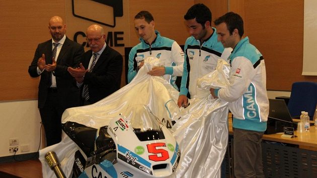 Slavnostní okamžik. Lukáš Pešek (zleva), Danilo Petrucci a Johann Zarco odhalují nový stroj v barvách týmu IodaRacing. Slavnostní okamžik. Lukáš Pešek (zleva), Danilo Petrucci a Johann Zarco odhalují nový stroj v barvách týmu IodaRacing.