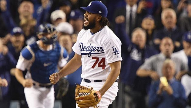 Radost Kenley Jansen (74) z Los Angeles během šestého duelu finále MLB. Dodgers si proti Houstonu vybojovali sedmý rozhodující zápas. Radost Kenley Jansen (74) z Los Angeles během šestého duelu finále MLB. Dodgers si proti Houstonu vybojovali sedmý rozhodující zápas.