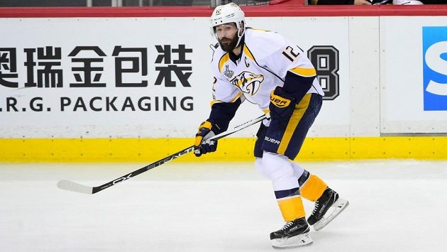 Kapitán Nashvillu Mike Fisher ohlásil konec kariéry. Kapitán Nashvillu Mike Fisher ohlásil konec kariéry.