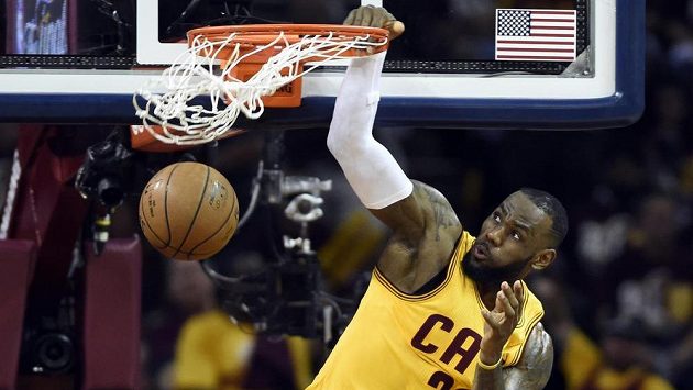 Opora Clevelandu Cavaliers LeBron James ve finále play off NBA proti Golden State Warriors. Opora Clevelandu Cavaliers LeBron James ve finále play off NBA proti Golden State Warriors.
