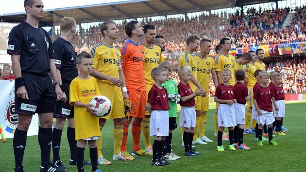 Malí fotbalisté před zápasem Sparta - Jihlava. Malí fotbalisté před zápasem Sparta - Jihlava.