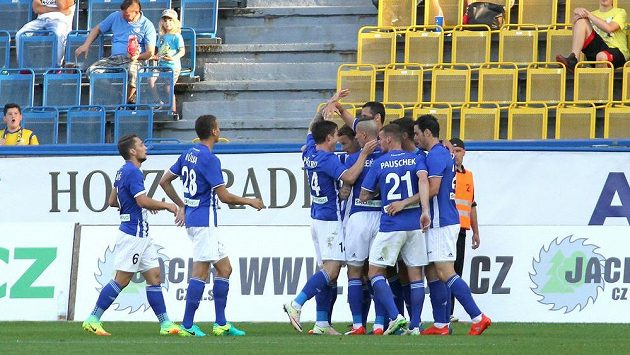 Fotbalisté Mladé Boleslavi se radují z gólu na hřišti Teplic. Fotbalisté Mladé Boleslavi se radují z gólu na hřišti Teplic.