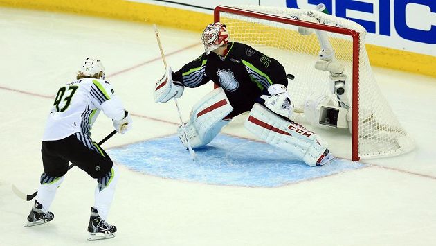 Jakub Voráček překonává v Utkání hvězd NHL gólmana Careyho Price. Jakub Voráček překonává v Utkání hvězd NHL gólmana Careyho Price.
