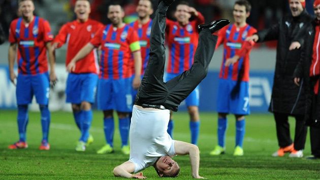 Trenér Viktorie Plzeň Pavel Vrba se loučí s fanoušky po vítězném utkání Ligy mistrů nad CSKA Moskva. Trenér Viktorie Plzeň Pavel Vrba se loučí s fanoušky po vítězném utkání Ligy mistrů nad CSKA Moskva.