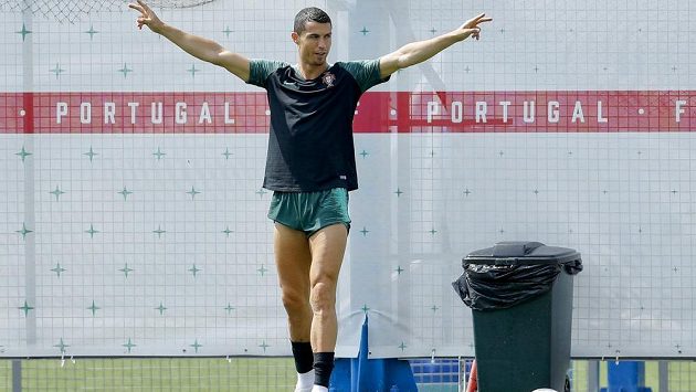 Portugalec Cristiano Ronaldo je v centru pozornosti i na mistrovství světa, to je pak hvězda ve svém živlu. Vůbec mu nevadí, že je vedle něj třeba popelnice, hlavně, že jsou vidět jeho svaly. Portugalec Cristiano Ronaldo je v centru pozornosti i na mistrovství světa, to je pak hvězda ve svém živlu. Vůbec mu nevadí, že je vedle něj třeba popelnice, hlavně, že jsou vidět jeho svaly.