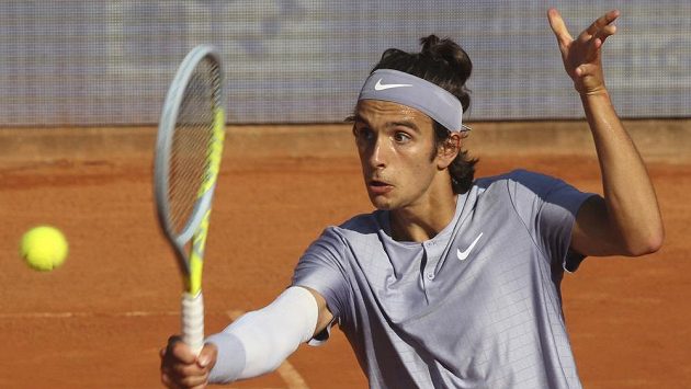 Italský tenista Lorenzo Musetti byl vyloučen z turnaje v Torontu. Italský tenista Lorenzo Musetti byl vyloučen z turnaje v Torontu.