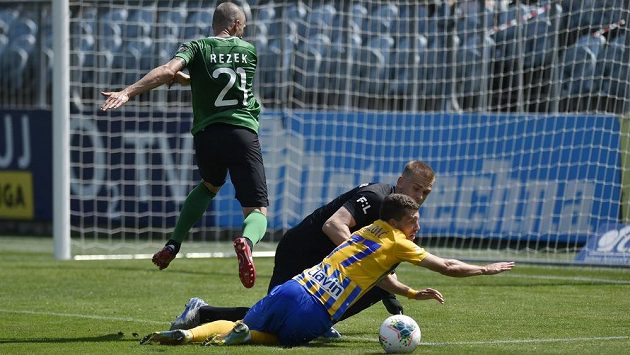 Zleva Jan Rezek z Příbrami, brankář Příbrami Martin Melichar a Bojan Dordič z Opavy už jsou v klidu. Liga předčasně skončila. Zleva Jan Rezek z Příbrami, brankář Příbrami Martin Melichar a Bojan Dordič z Opavy už jsou v klidu. Liga předčasně skončila.
