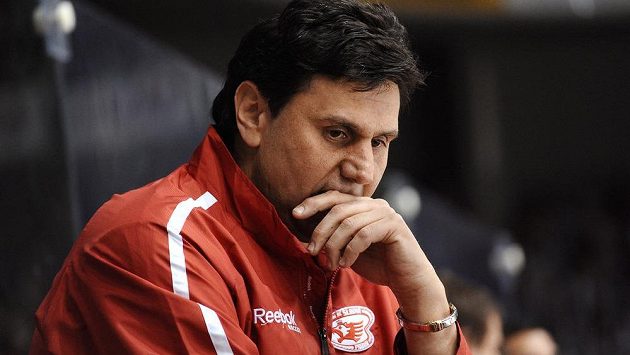 Trenér Vladimír Růžička na lavičce Slavie. Trenér Vladimír Růžička na lavičce Slavie.