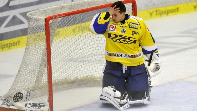 Smutný zlínský gólman Libor Kašík po inkasovaném gólu. Smutný zlínský gólman Libor Kašík po inkasovaném gólu.