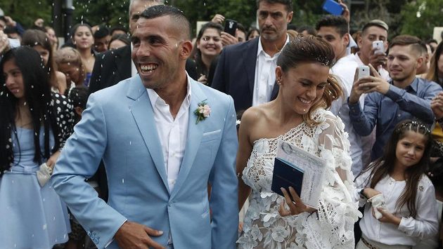 Fotbalista Carlos Tévez a jeho žena Vanesa Mansillová při nedávné svatbě. Fotbalista Carlos Tévez a jeho žena Vanesa Mansillová při nedávné svatbě.