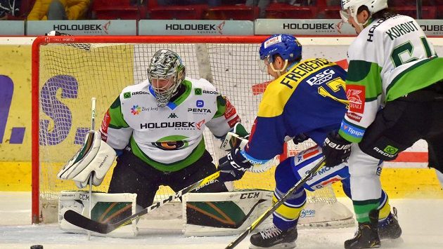 Brankář Karlových Varů Filip Novotný sleduje snahu zlínského Ralfse Freibergse, kterého chce atakovat Martin Kohout z Karlových Varů. Brankář Karlových Varů Filip Novotný sleduje snahu zlínského Ralfse Freibergse, kterého chce atakovat Martin Kohout z Karlových Varů.