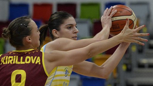 Marta Xargayová (vpravo) z USK v souboji s Jelenou Kirillovovou z Orenburgu. Marta Xargayová (vpravo) z USK v souboji s Jelenou Kirillovovou z Orenburgu.