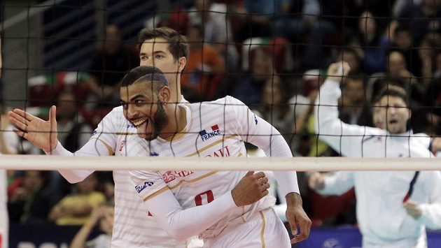 Francouzský volejbalista Earvin Ngapeth (vpředu) reaguje během finále ME proti Slovinsku. Francouzský volejbalista Earvin Ngapeth (vpředu) reaguje během finále ME proti Slovinsku.