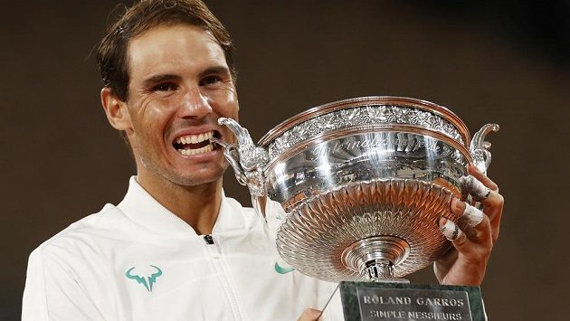 Rafael Nadal s trofejí pro vítěze French Open. Rafael Nadal s trofejí pro vítěze French Open.