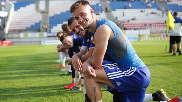 Střelec vítězného gólu Martin Nešpor se spoluhráči z Olomouce při děkovačce po zápasu se Zlínem. Střelec vítězného gólu Martin Nešpor se spoluhráči z Olomouce při děkovačce po zápasu se Zlínem.