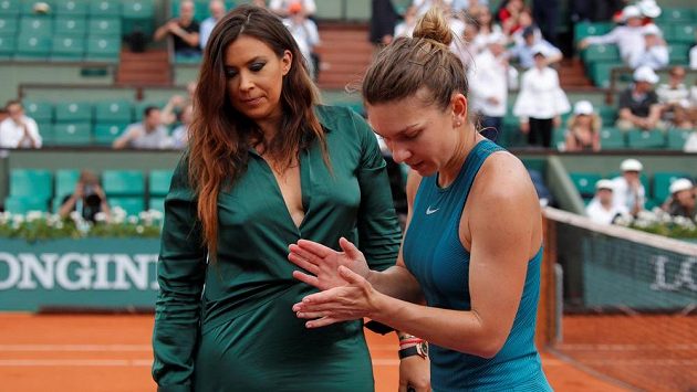Marion Bartoliová se chystá na rozhovor se Simonou Halepovou při French Open. Marion Bartoliová se chystá na rozhovor se Simonou Halepovou při French Open.