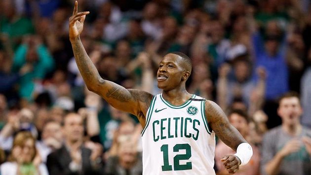 Bostonský Terry Rozier se raduje po výhře nad Philadelphií. Bostonský Terry Rozier se raduje po výhře nad Philadelphií.