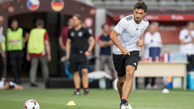 Německý obránce Mats Hummels během tréninku před utkáním kvalifikace MS 2018 s Českou republikou. Německý obránce Mats Hummels během tréninku před utkáním kvalifikace MS 2018 s Českou republikou.