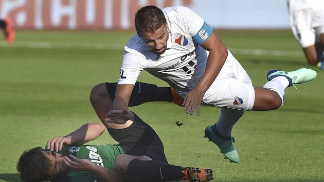 Zleva David Hovorka z Jablonce a Milan Baroš z Baníku Ostrava v úvodním ligovém kole. Zleva David Hovorka z Jablonce a Milan Baroš z Baníku Ostrava v úvodním ligovém kole.