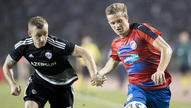 Jan Kopic z Plzně (vpravo) a Maksim Medveděv z Karabachu bojují o balón. V pátek se hráči Plzně dozvědí jméno dalšího soupeře. Jan Kopic z Plzně (vpravo) a Maksim Medveděv z Karabachu bojují o balón. V pátek se hráči Plzně dozvědí jméno dalšího soupeře.