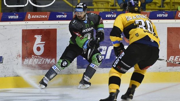 Zleva Jakub Klepiš z Mladé Boleslavi a Roman Graborenko z Litvínova. Zleva Jakub Klepiš z Mladé Boleslavi a Roman Graborenko z Litvínova.
