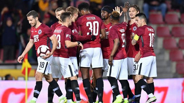 Sparťanská radost po jednom z gólů během podzimního duelu proti Mladé Boleslavi (4:1). Sparťanská radost po jednom z gólů během podzimního duelu proti Mladé Boleslavi (4:1).