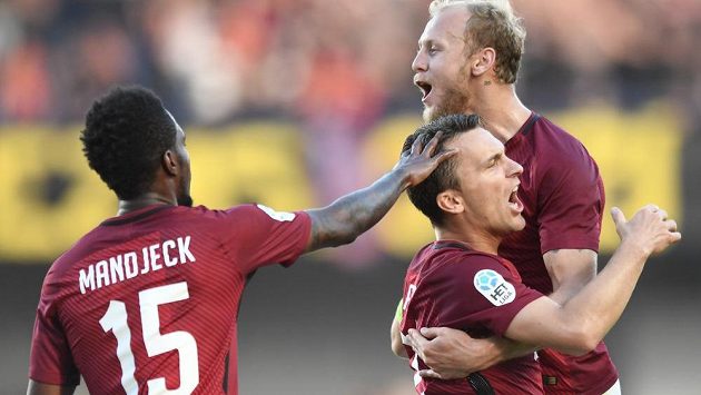 Útočník Sparty David Lafata slaví se spoluhráči gól v derby s Bohemians. Lafata proměnil penaltu. Útočník Sparty David Lafata slaví se spoluhráči gól v derby s Bohemians. Lafata proměnil penaltu.