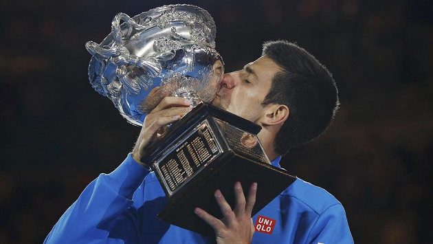 Srbský tenista Noak Djokovič s trofejí pro vítěze Australian Open. Srbský tenista Noak Djokovič s trofejí pro vítěze Australian Open.