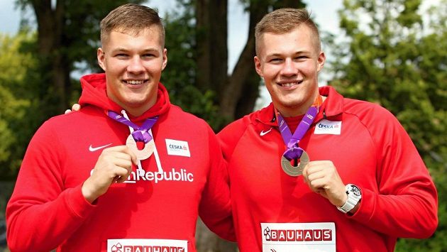 Bratři Forejtové se svými medailemi z juniorského ME: vpravo stříbrný Michal, vlevo bronzový Jakub. Bratři Forejtové se svými medailemi z juniorského ME: vpravo stříbrný Michal, vlevo bronzový Jakub.