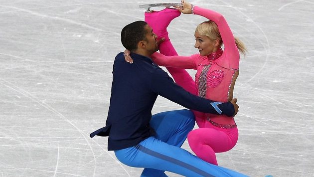 Krasobruslaři Aljona Savchenková a Robin Szolkowy při krátkém programu na MS v Japonsku. Krasobruslaři Aljona Savchenková a Robin Szolkowy při krátkém programu na MS v Japonsku.